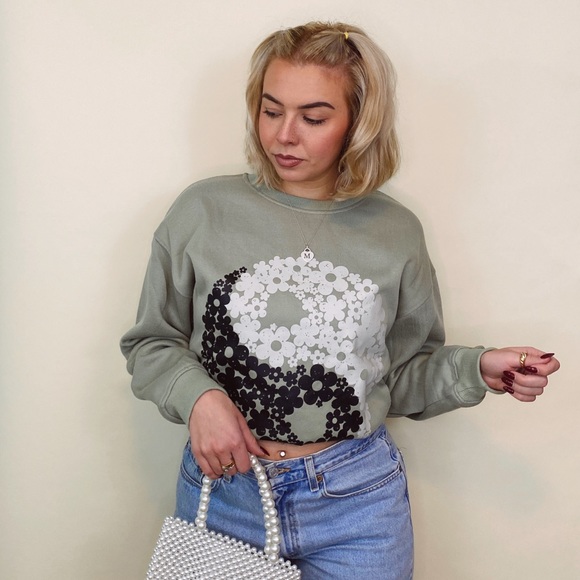 Yin Yang daisy print sweatshirt 🌸 - Picture 2 of 4